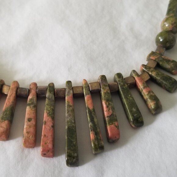 Striking 20" Green and Rose Colored Unakite Necklace - Picture 2 of 2